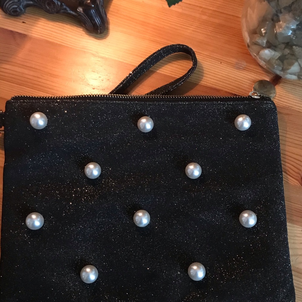 Black Wrislet Purse With Pearls